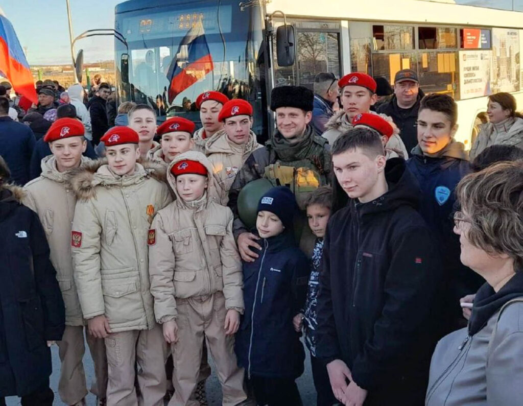 Ученики провожают Юлиана Красавина на фронт