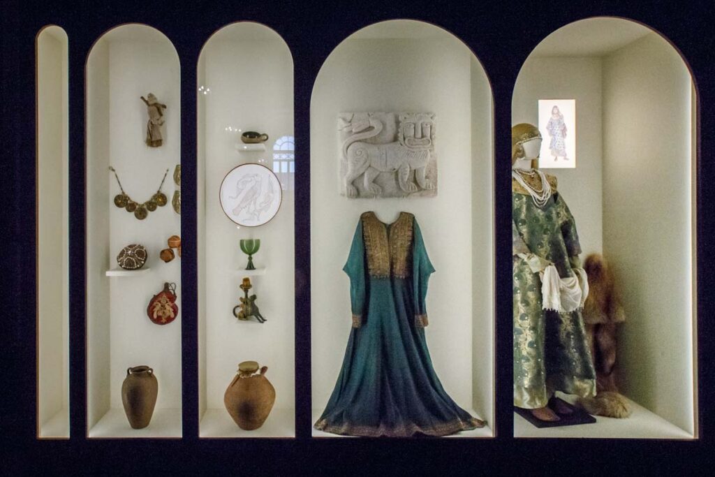 При создании реквизита фильма бутафоры постарались соблюсти историческую достоверность