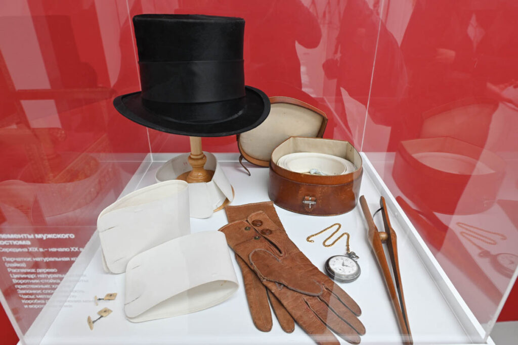 Подлинные элементы мужского костюма модника конца XIX — начала ХХ века. Киностудия им. А. Горького