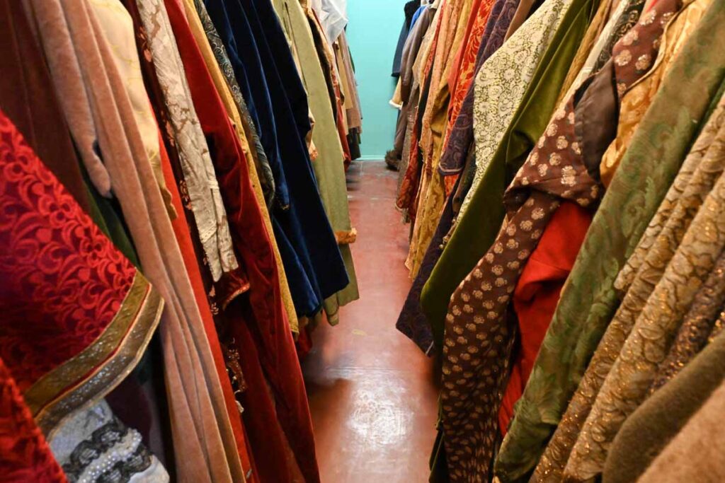 Однажды созданные для фильмов костюмы неустанно продолжают "работать" в новых картинах. Киностудия им. А. Горького