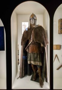 Шлем главного героя фильма напоминает реальный шлем князя Ярослава Всеволодовича