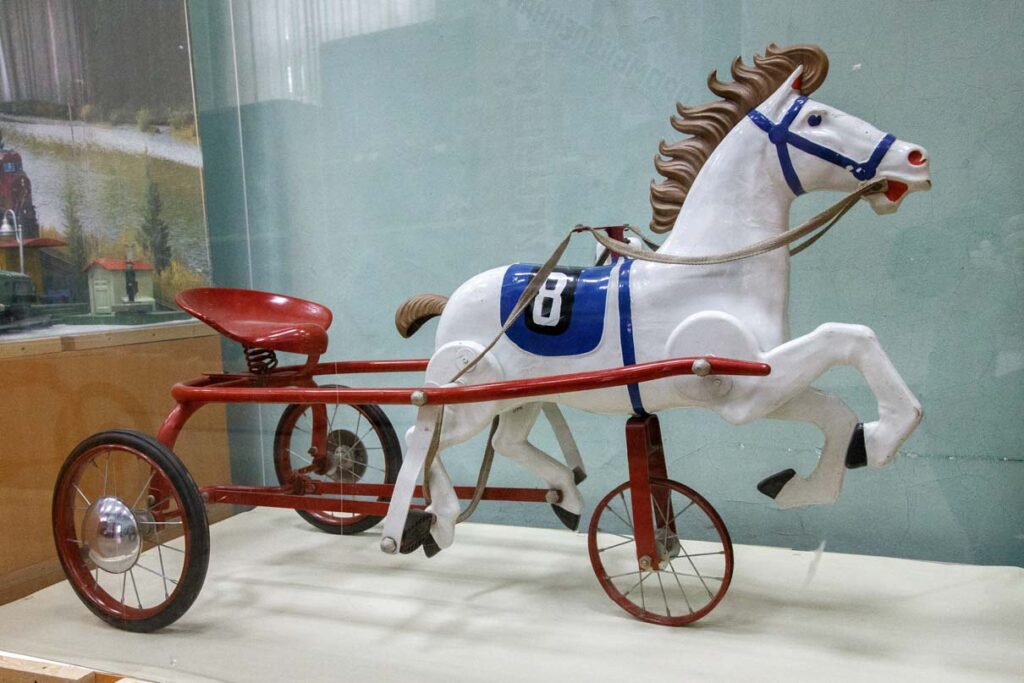 Конь педальный, изготовленный в СССР в 1950-е годы