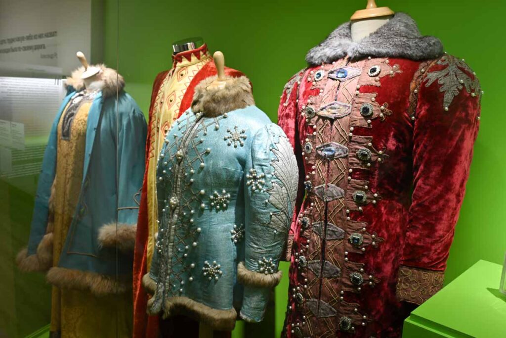 Нарядные костюмы Настеньки и Ивана. Киностудия им. А. Горького