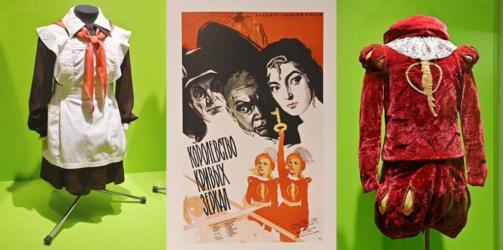 Советская школьная форма, афиша и костюм пажа девочек Оли и Яло. Киностудия им. А. Горького