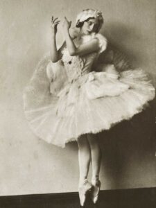 Анна Павлова в образе Лебедя