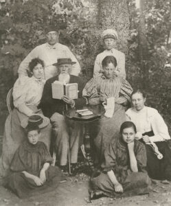 Алексей Михайлович Жемчужников с семьей Боратынских в усадьбе Ильиновка. 1895 год