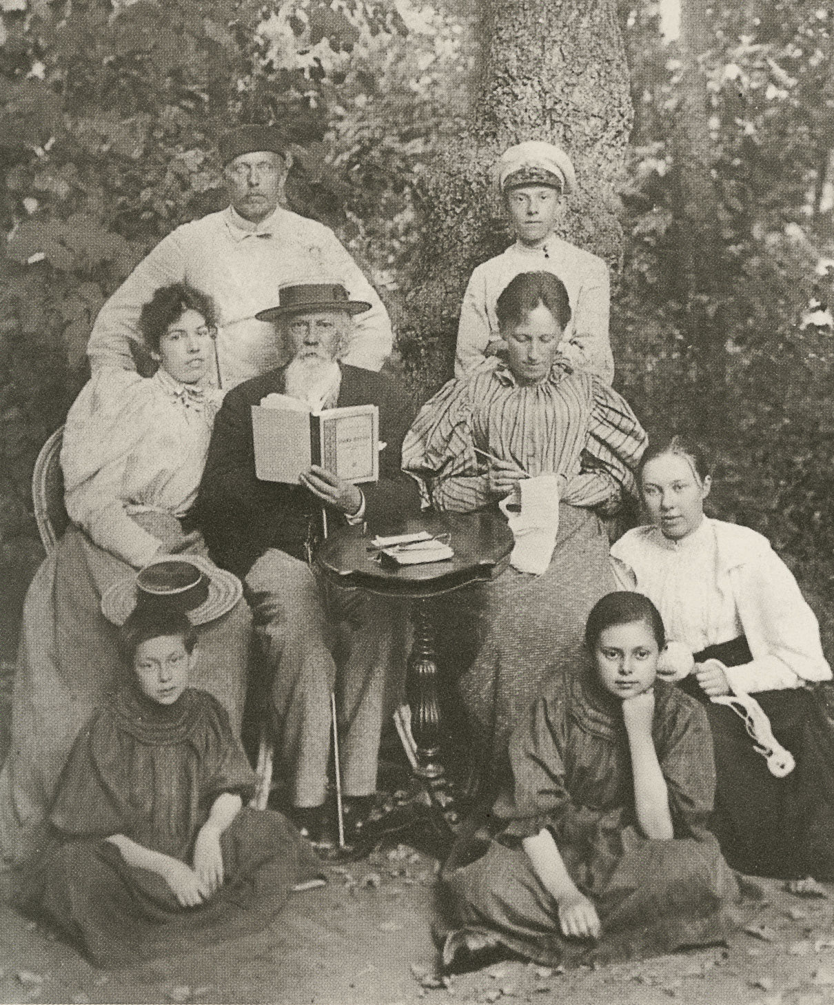 Алексей Михайлович Жемчужников с семьей Боратынских в усадьбе Ильиновка. 1895 год