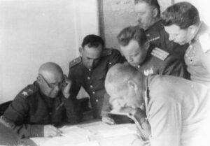 Представитель Ставки Верховного Главнокомандования, Маршал Советского Союза С.К. Тимошенко с командованием Северо-Кавказского фронта и 18-й армии рассматривает план операции по переправе через Керченский пролив. Слева направо: Маршал Советского Союза С.К. Тимошенко, генерал-полковник К.Н. Леселидзе, генерал армии И.Е. Петров. 1943 год.