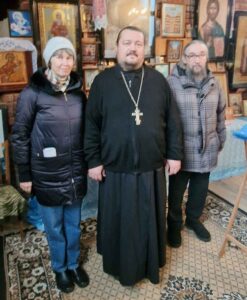 Хранители храма Татьяна Федотова и Сергей Строганов, священник Владислав Майоров