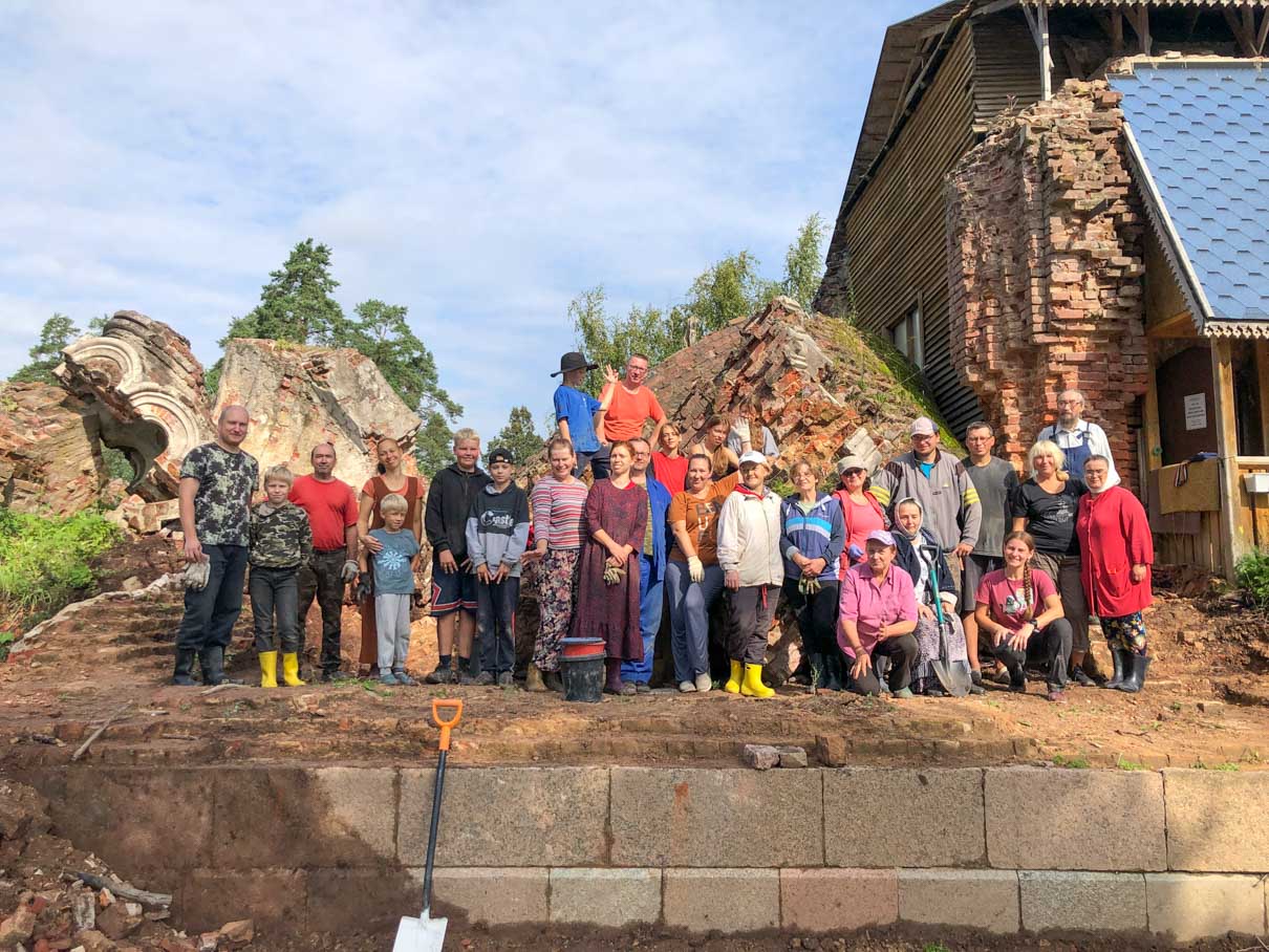 Церковные волонтеры после субботника. Фотография из архива Татьяны Федотовой