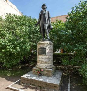 Памятник "Солнцу русской поэзии" установлен в 1952 году во дворе Музея-квартиры А.С. Пушкина на Мойке, 12. Скульптор — Н.В. Дыдыкин. Фото: Александр Бурый