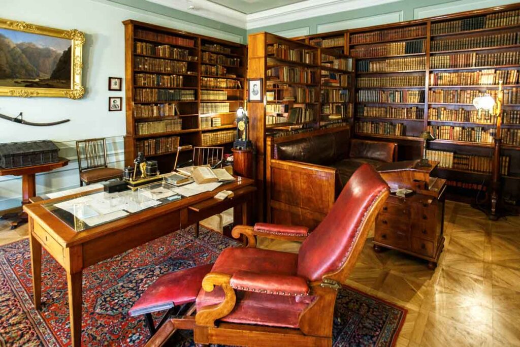 Кабинет Александра Сергеевича Пушкина. Именно здесь, на диване, прошли последние часы жизни поэта. Музей-квартира А.С. Пушкина. Фото: Александр Бурый