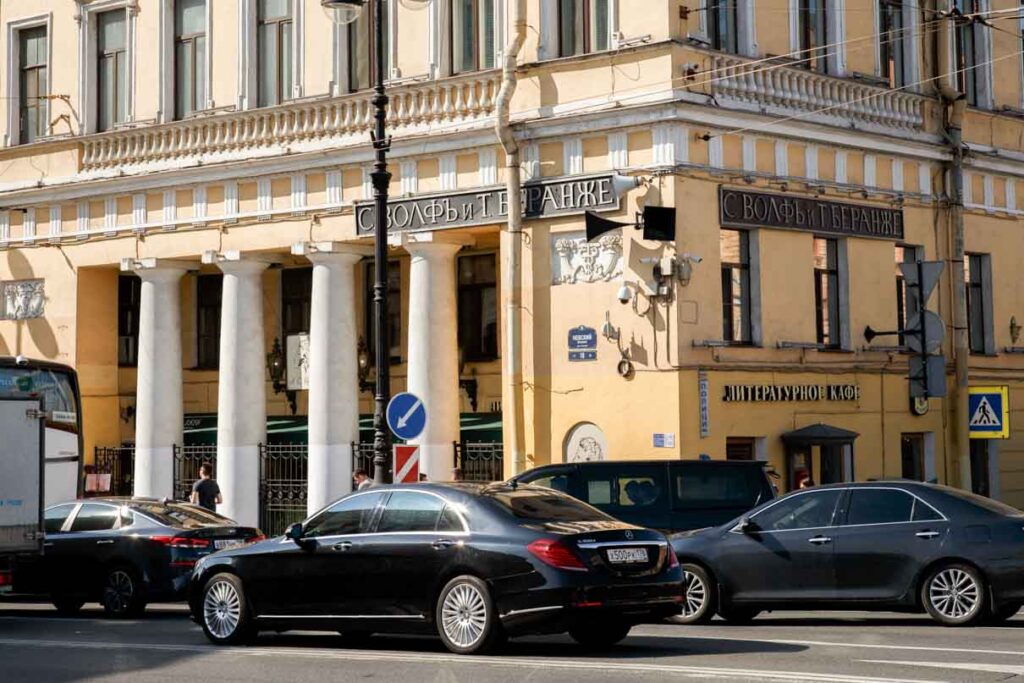 Сегодня в бывшей кондитерской Вольфа расположено популярное в Петербурге "Литературное кафе". Фото: Александр Бурый