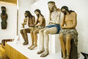 Иисус, вырезанный из дерева, — интересный культурный феномен и пример простодушной народной веры