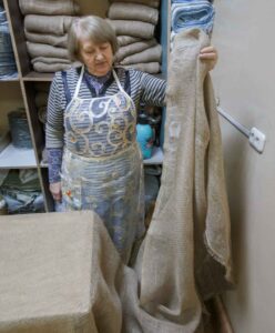 Елена Неупокоева демонстрирует исходный материал