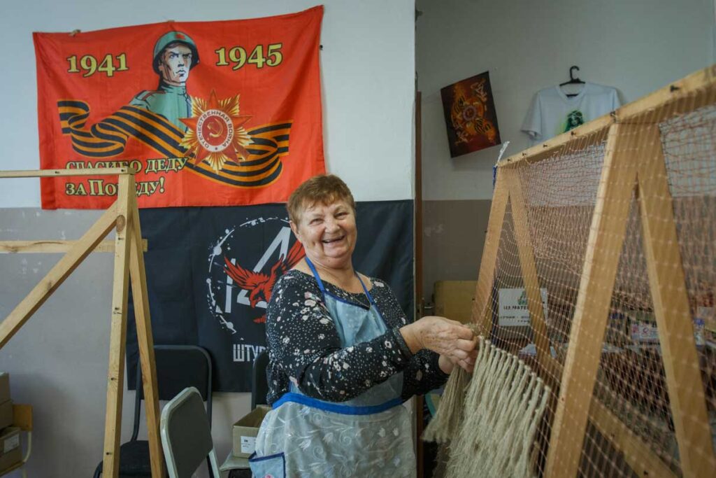 Лидия Дадаева плетет основу удивительно быстро