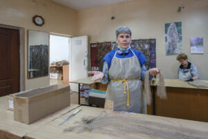 Валентина Санакоева здесь разбирает мешковину, а дома вяжет для солдат носки