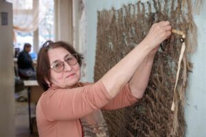 Гульнара Абубакирова работает над финальным этапом изготовления костюма — его сборкой