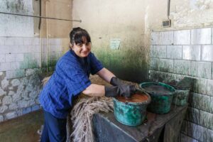 Медсестра Марина готовит "тело" костюма к покраске