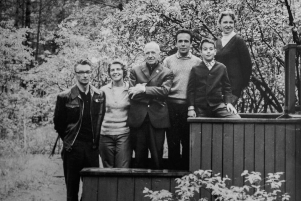 Виталий Костомаров на даче у свекра, Евгения Тареева