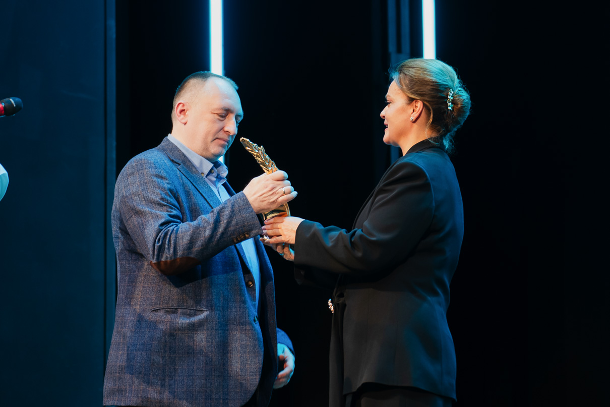 Специальный приз имени Константина Симонова получает Игорь Панин, автор проекта "Буханка" для Донбасса"