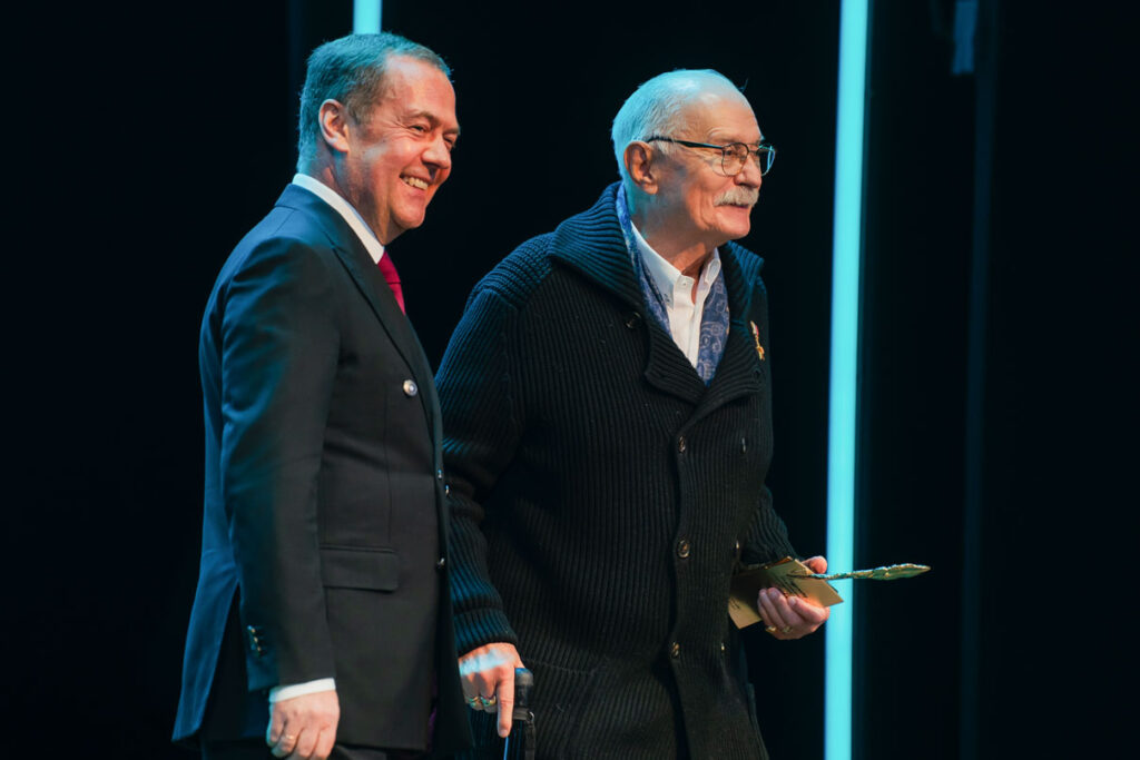 Заместитель председателя Совета безопасности РФ Дмитрий Медведев вручил Гран-при премии "Слово" председателю правления Союза кинематографистов России, режиссеру Никите Михалкову