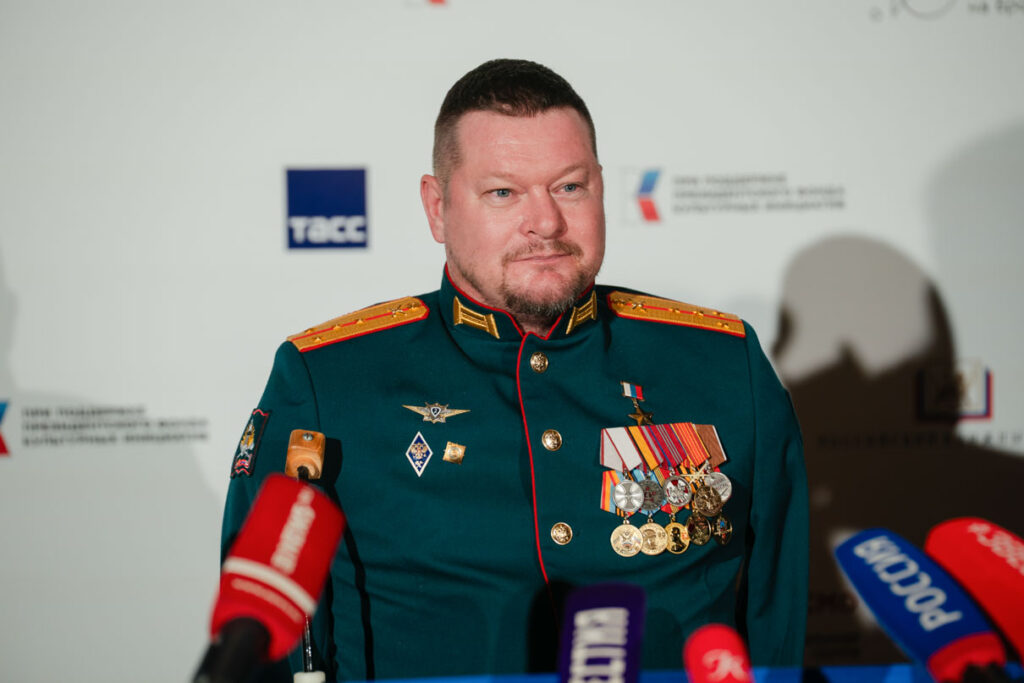 Специальный приз имени Юрия Бондарева жюри присудило ветерану СВО, Герою России, прозаику Максиму Бахареву. Награду вручила Анна Цивилева, заместитель министра обороны Российской Федерации