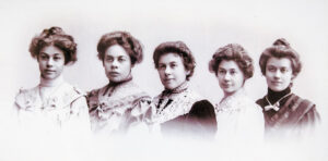 «Nous voilà, cinq sœurs»