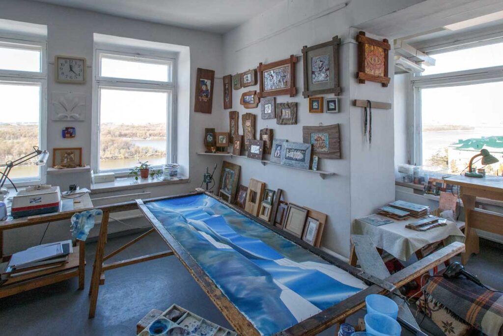 В мастерской художницы