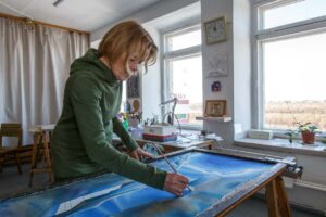 Работа над батиком приближается к завершению