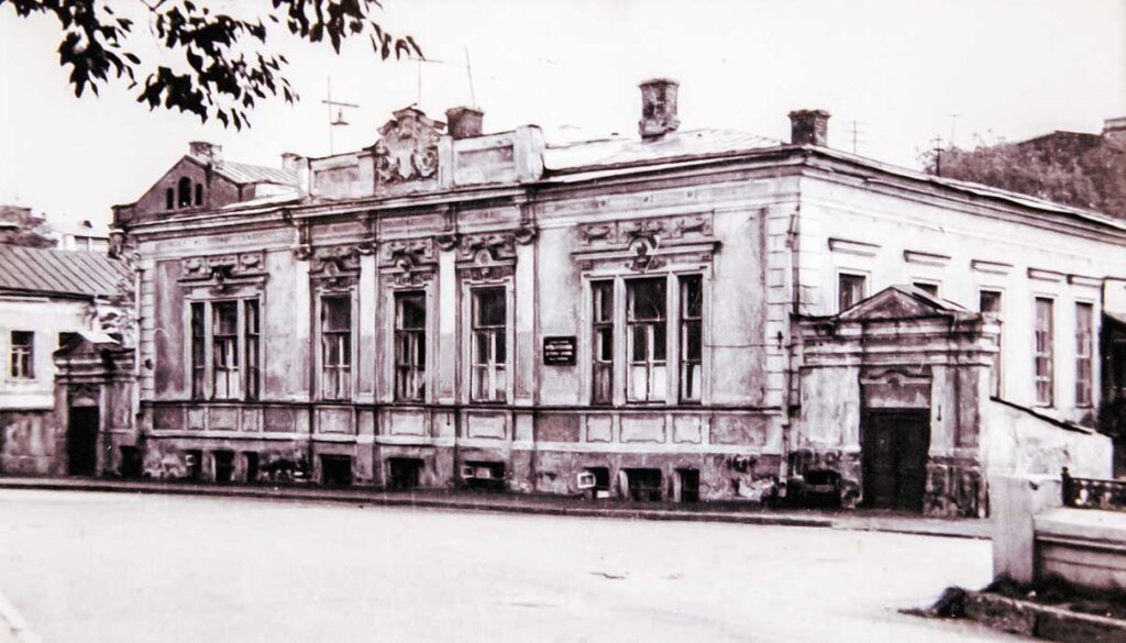 The original school building at 5 Sobachya Ploshchad
