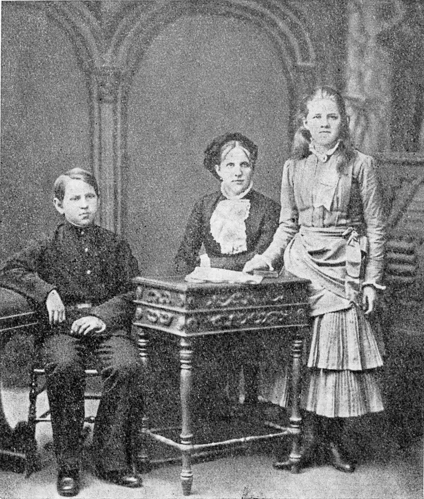 Anna Grigorievna Dostoïevskaïa (seconde femme de l'écrivain) avec ses enfants Lioubov et Fiodor. Photographie d'I. Grunner, 1883