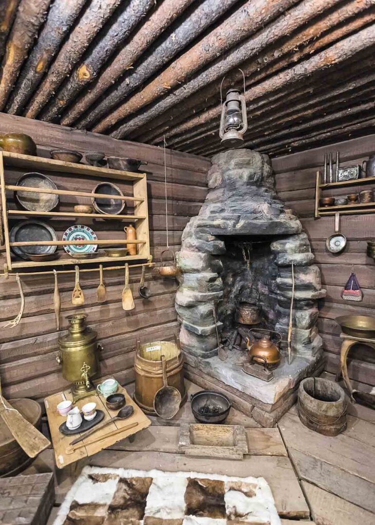 Intérieur d’une toupa. Cette habitation same est plus récente que la véja