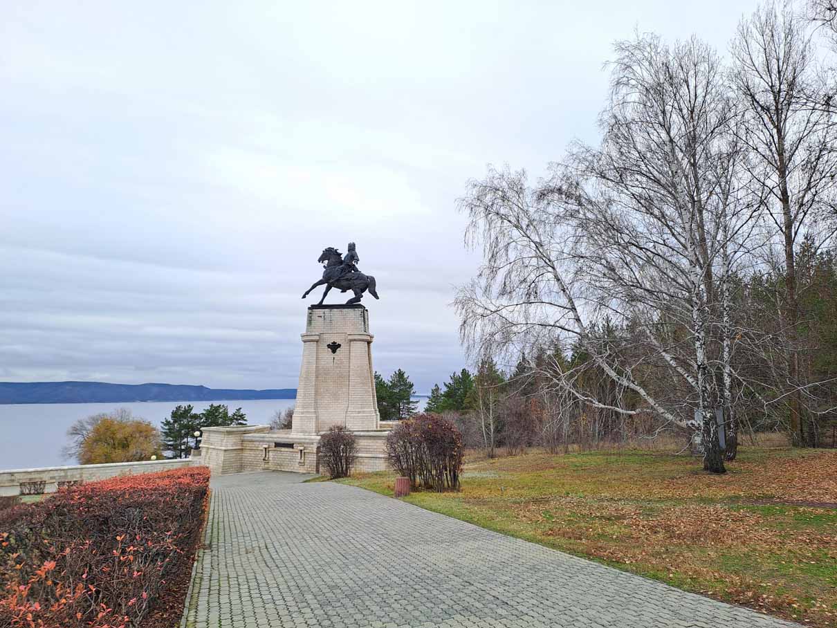 Памятник В.Н. Татищеву — основателю Ставрополя-на-Волге