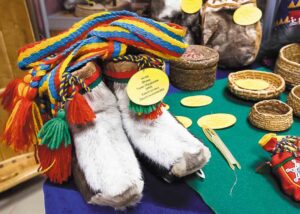 Les kangi cousus par Ouliana Ioulina présentés à l’exposition des artisans sames