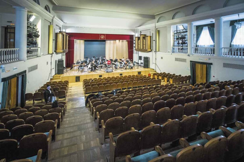A spacious concert hall in the Gnesin building on Vorovskogo Street (now Povarskaya)