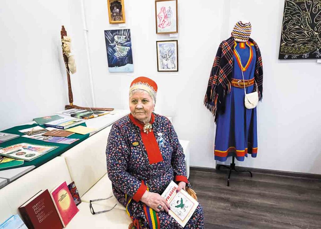 Nina Ielisseïevna Afanassieva. À l’exposition « Là où la Terre commence », on pouvait voir la collection d’objets culturels et d’artisanat same qu’elle a rassemblée.