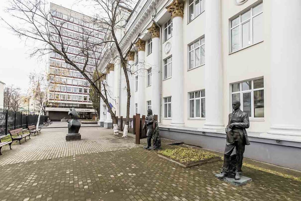Un second bâtiment, conçu pour abriter le collège musical, fut érigé entre 1966 et 1974 à proximité du bâtiment historique