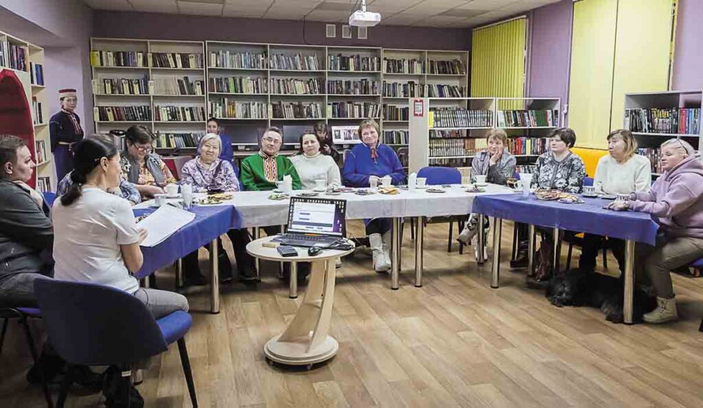 À la bibliothèque de Lovozero, pendant la soirée thématique intitulée « Nos concitoyens — notre fierté ».