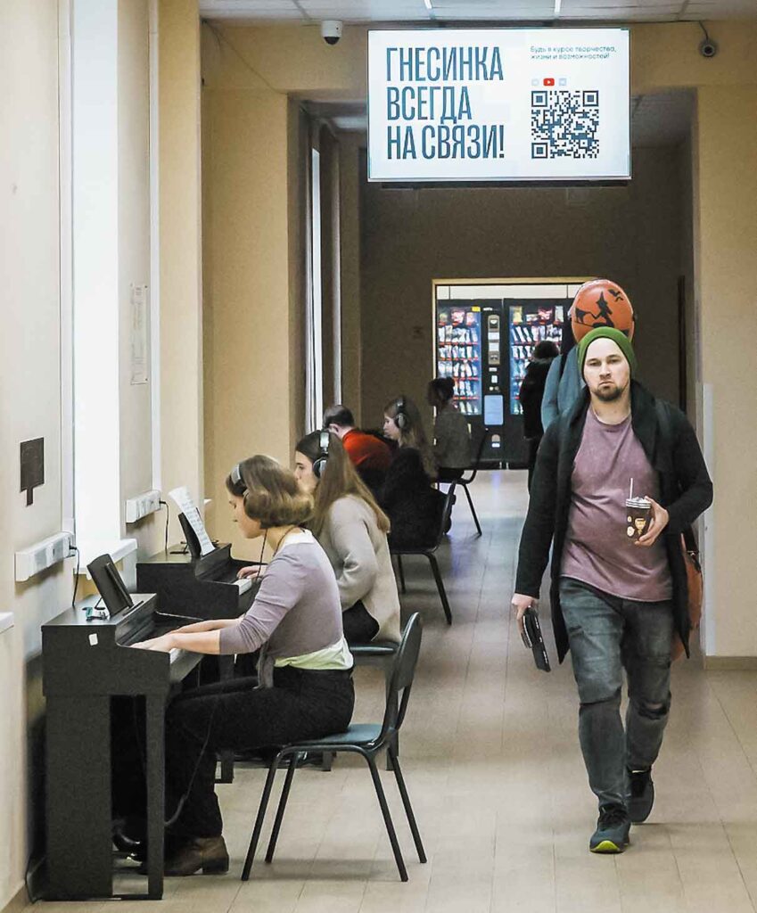 En attendant leurs cours, les étudiants s’entraînent dans les couloirs sur des pianos silencieux