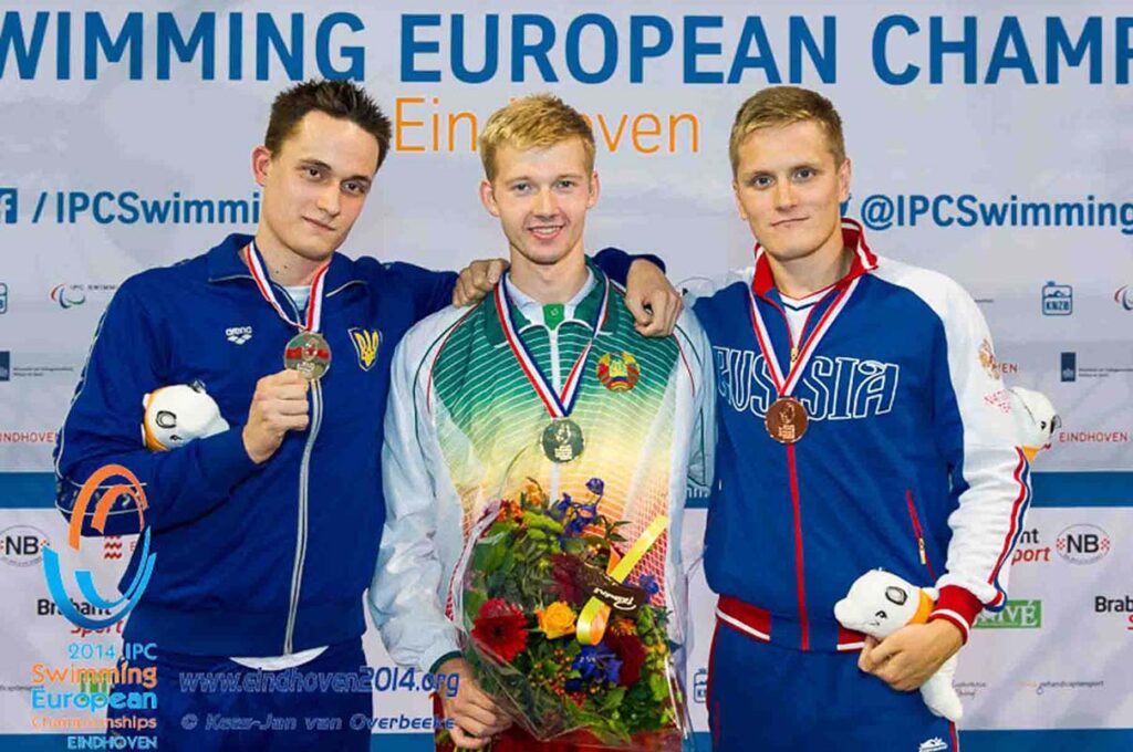 Александр Голинтовский на церемонии награждения на чемпионате Европы по плаванию
