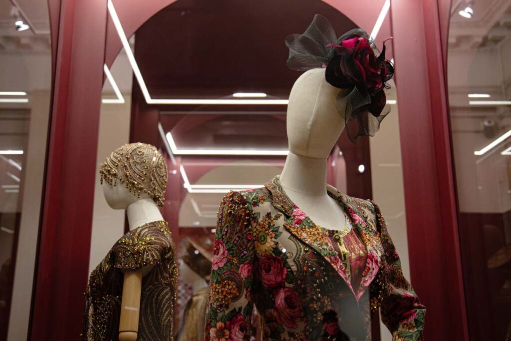 Экспозиция коллекции прет-а-порте и от-кутюр от российских модельеров