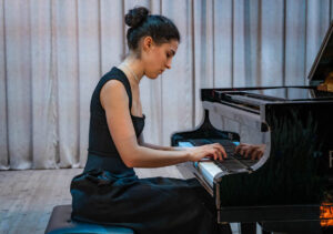 У рояля — Вера Нижарадзе