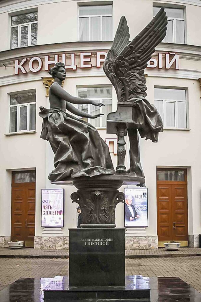 A monument to Elena Gnesina by A.N. Burganov and I.A. Burganov, unveiled in front of the concert hall in 2004