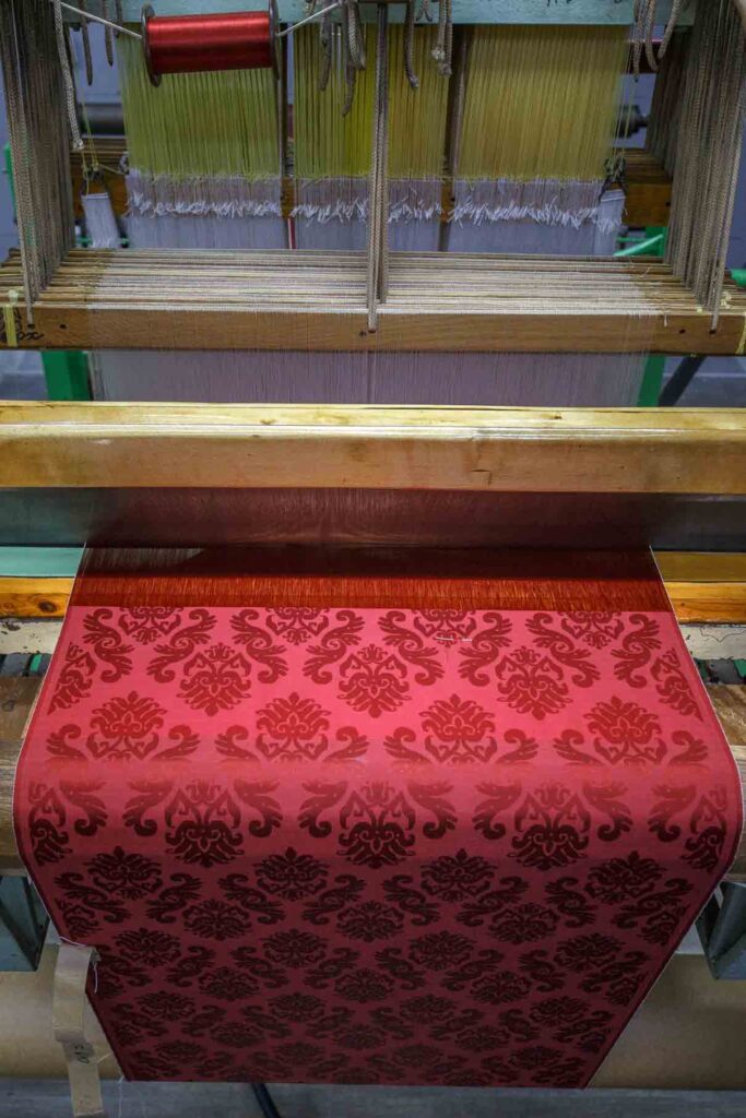 Часть жаккардовых станков заправлена и готова к выработке изумительных шелковых тканей