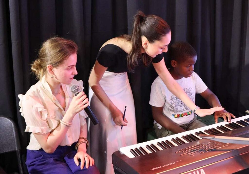 Мария Модеме (слева) и Елена Саакян во время мастер-класса в столице Нигерии Абудже