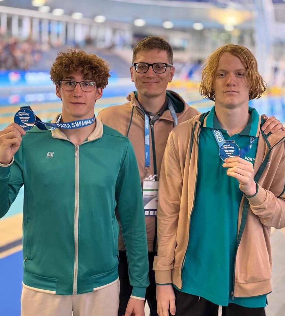 Александр Голинтовский (в центре) вместе с пловцами Тимофеем Гуком и Сергеем Пахомовым