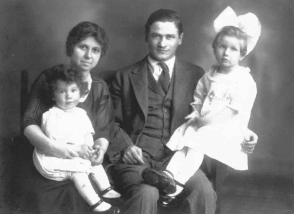 Джек Лондон с женой и дочками