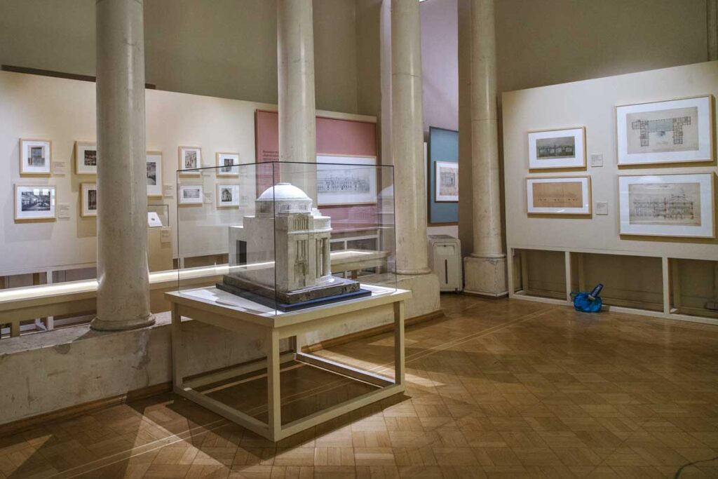 Зал экспозиции МУАР