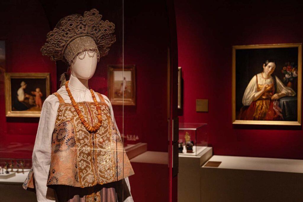 Вот такой праздничный венец-корону, украшенный жемчугом и цветными стеклами, надевала просватанная девушка